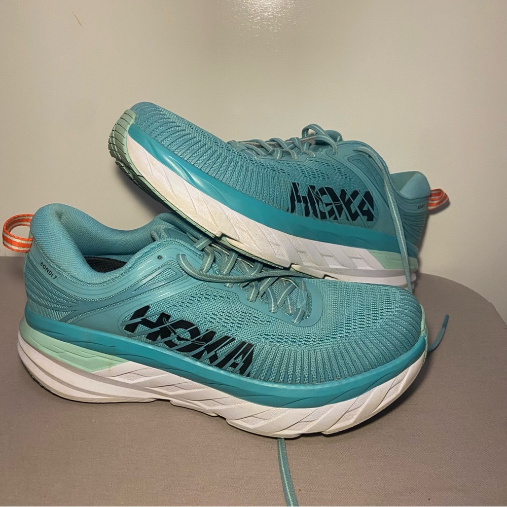 Hoka Women's Bondi 7 running shoe in the Aquarelle / Eggshell Blue Size 9.5